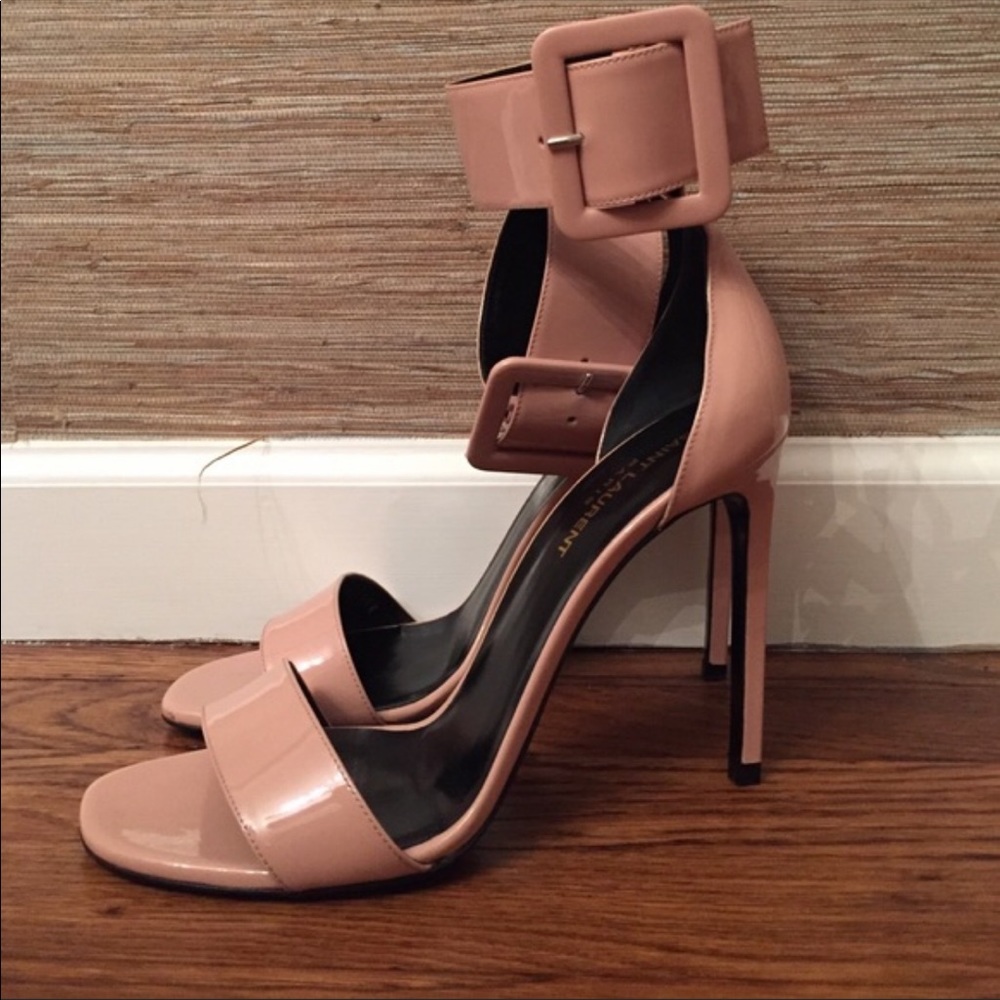 Stunning nude sandals with oversized buckle